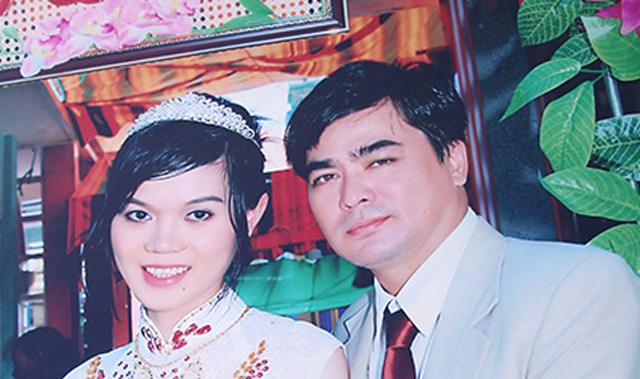 
Được biết, vợ Nguyễn Ho&agrave;ng c&oacute; tuổi đời c&ograve;n rất trẻ, Thanh Tr&uacute;c tuy sinh năm 1990 nhưng tr&ocirc;ng chững trạc v&agrave; gi&agrave; dặn hơn số tuổi của m&igrave;nh.
