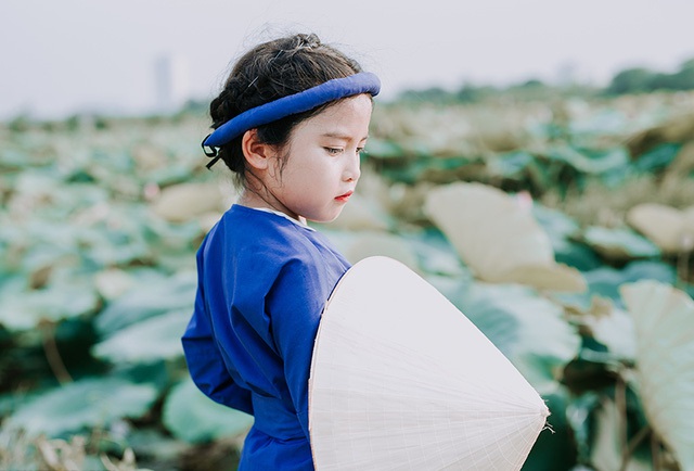 Đây không phải là lần đầu tiên bé Gia Hân làm người mẫu ảnh. Cô bé khá tự tin trước ống kính.