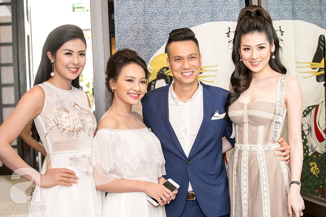
Bảo Thanh, Việt Anh chụp hình cùng Hoa hậu Ngọc Hân và Á hậu Tú Anh.
