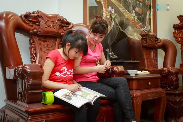 
Thu Ngọc l&agrave; người thay chồng dậy học v&agrave; bảo ban c&ocirc; con g&aacute;i nhỏ.
