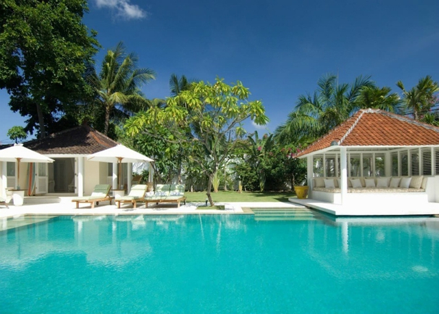 Ngay sau đó, danh tính của căn biệt thự này được dân du lịch chú ý. Tên của căn villa này trên Airbnb được gọi là The Beautiful Villa Hermosa in Seminyak, nằm tại vị trí đắc địa, yên tĩnh và riêng tư nhưng không cách quá xa trung tâm vui chơi ở Seminyak, Kuta (Bali). Giá thuê một phòng ở thời điểm hiện tại là khoảng 1.200 USD, bao gồm 4 phòng ngủ thoáng rộng và một phòng nhỏ dành cho trẻ em.