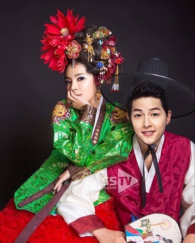 
Và tất nhiên là không thể thiếu một bộ ảnh cưới theo phong cách quốc phục truyền thống của Hàn Quốc rồi. Cặp đôi này cũng từng lọt top những người mặc Hanbook đẹp nhất làng giải trí đó!
