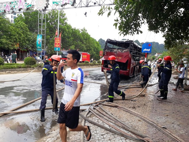 Hỏa hoạn bùng phát trong thời gian dài nên khi lửa được dập tắt, chiếc xe chỉ còn trơ khung.