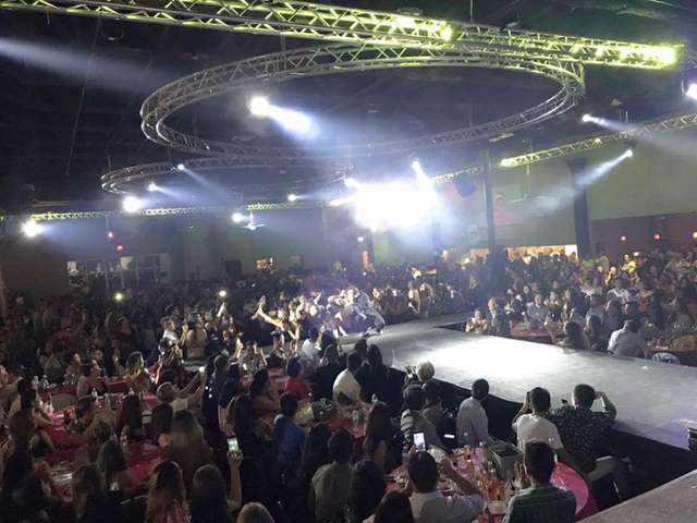 
MC Thanh Tùng phấn khích chụp ảnh khán giả đến chật cứng ủng hộ Hồ Ngọc Hà&nbsp;ở đêm diễn cuối tại Atlanta.
