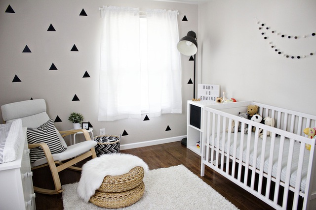Giường cũi màu trắng đem lại cảm giác tươi sáng và cởi mở. Bổ sung những hình tam giác màu đen trên tường trắng lại đem đến cảm giác hiện đại và vô cùng sang trọng.