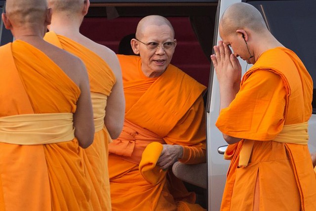 
Nhà sư Dhammachayo (giữa).
