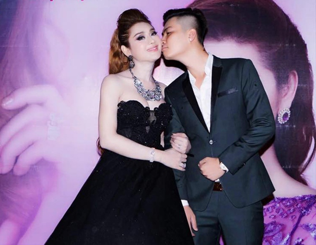 
Chồng sắp cưới bên cạnh Lâm Khánh Chi trong tiệc sinh nhật.
