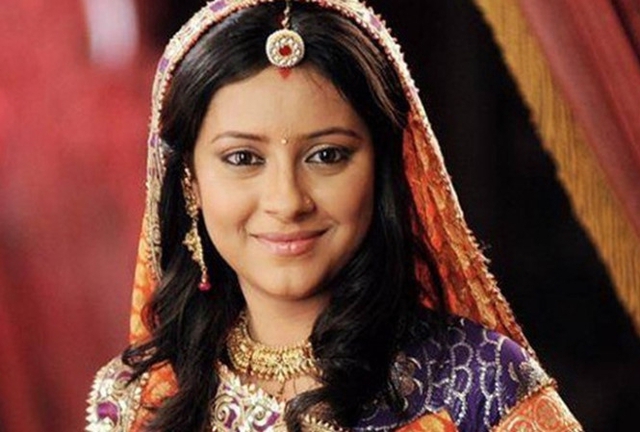 
Pratyusha Banerjee (mất ngày 1/4/2016): Nữ diễn viên được xem là một ngôi sao của điện ảnh Ấn Độ đương thời, sau vai diễn trong bộ phim Cô dâu 8 tuổi. Cô treo cổ tự tử tại nhà riêng, ở tuổi 25 sau thời gian gặp khủng hoảng tâm lý cũng như buồn chán trong tình yêu và công việc. Trước đó, cô từng bị một nhóm cảnh sát quấy rối tình dục.
