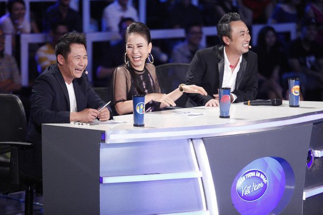 
Anh cũng ngồi ghế giám khảo rất nhiều cuộc thi âm nhạc lớn nhỏ trong nước như Vietnam Idol, Vietnams Got Talent 2016 với mức cát-xê không hề nhỏ.
