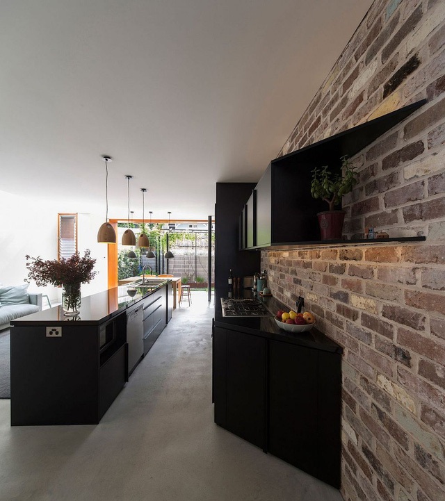 Tường trong nhà bếp được sử dụng là chất liệu gạch tự nhiên không tái tạo thêm điều gì cả.