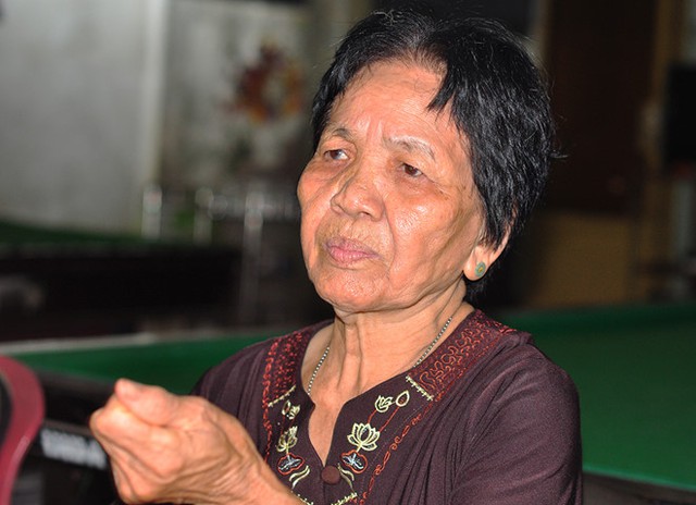 
B&agrave; Trần Thị Ca (74 tuổi, b&agrave; nội nữ sinh) diễn tả lại khoảnh khắc Trung cầm s&uacute;ng chĩa về ph&iacute;a b&agrave; siết c&ograve;. Ảnh: Ngọc An
