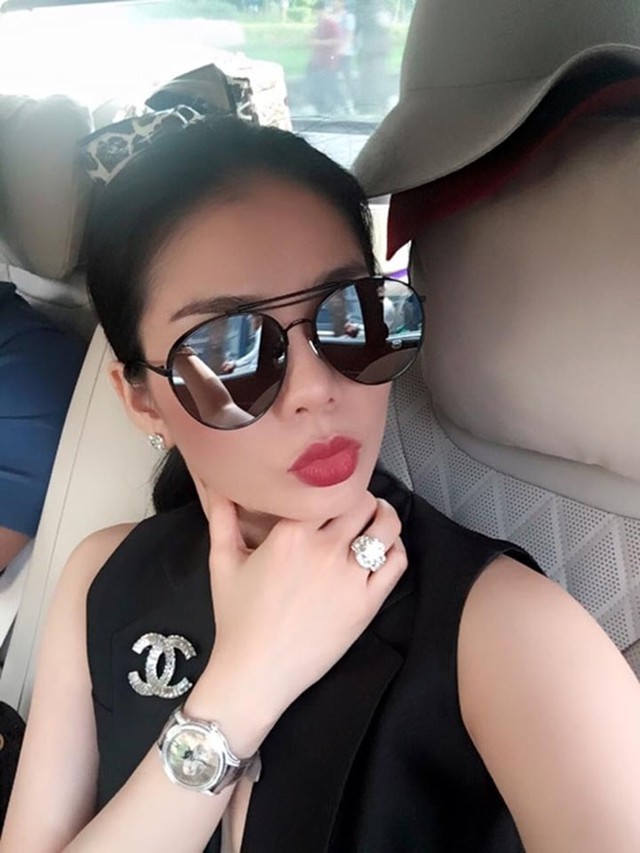 
Đồng hồ v&agrave; nhẫn kim cương lu&ocirc;n lu&ocirc;n l&agrave; 2 thứ phụ kiện kh&ocirc;ng thể thiếu của Lệ Quy&ecirc;n.
