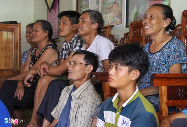 Mọi người theo d&otilde;i trận đấu cho đến khi kết th&uacute;c. Ảnh: Phạm H&ograve;a. 