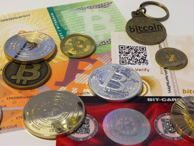 Tuy nhiên kể từ năm 2011, công ty Casascius Bitcoin Mint đã phát hành phiên bản thật làm bằng kim loại của tiền bitcoin. Đồng tiền này có chứa một mảnh giấy mang giá trị kỹ thuật số Bitcoin của đồng tiền ẩn dưới một hình ảnh ba chiều và một mã khóa. Sau khi lấy được mã khóa, đồng tiền sẽ không còn giá trị Bitcoin nữa.