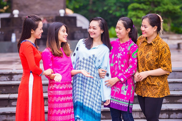 
Mỹ Linh (đứng giữa) tham gia bộ h&igrave;nh kỷ niệm 50 năm th&agrave;nh lập ASEAN của Đo&agrave;n SSEAYP Việt Nam 2017
