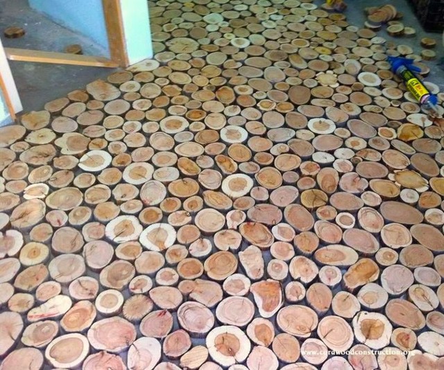 Sàn nhà sau khi gắn các mảnh gỗ lên.