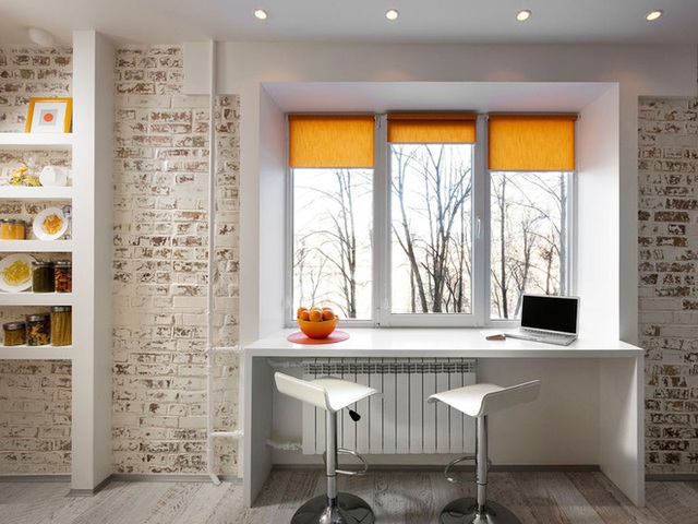 Tận dụng khung cửa sổ để thiết kế bàn dài, thêm ghế xoay cao để tiện lợi cho chức năng ăn uống và làm việc.