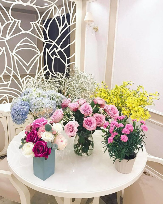 Có thể dễ dàng nhận thấy, hoa hậu Phạm Hương thường lựa chọn bình thủy tinh hoặc bình gốm sứ trắng, nâu, xanh để cắm kết hợp với nhiều loại hoa khác nhau.