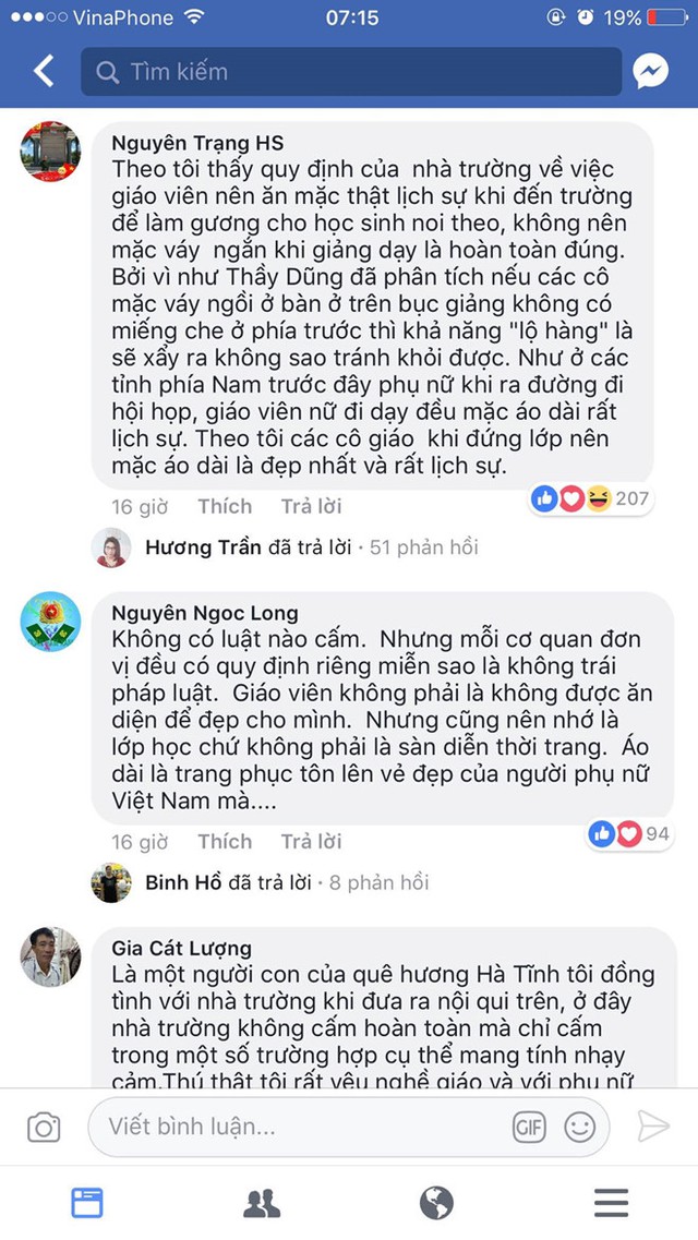 Trên các trang mạng xã hội thì văn bản cấm giáo viên mặc váy đến trường của trường Lý Tự Trọng lại được đại đa số phụ huynh, học sinh đồng tình, ủng hộ.
