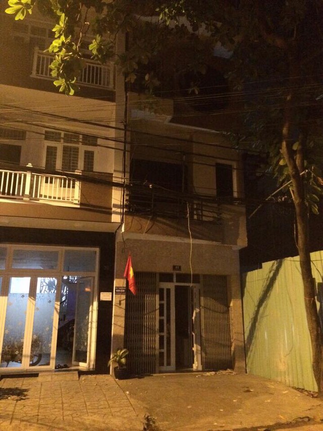 Căn nhà 41 (bên trái) trước khi bị sập
