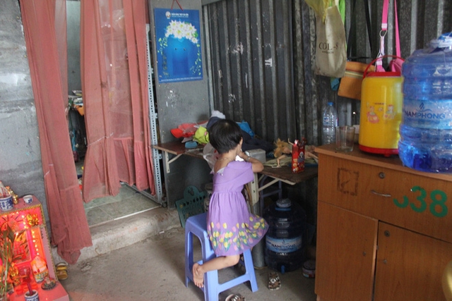 
Bé B. (3 tuổi) cứ sợ hãi khi nhớ lại đêm kinh khủng bị A. dùng dao uy hiếp, hãm hại mẹ mình.
