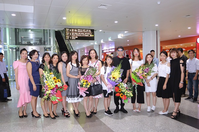 
Chia sẻ với truyền thông và người hâm mộ, NTK Đỗ Trịnh Hoài Nam rất tự hào sau khi mang áo dài cùng những văn hóa truyền thống quảng bá sâu rộng ra thế giới.
