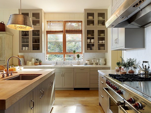 Nhưng tiến về không gian phòng bếp thì sự hiện đại lại được thay thế và chiếm dụng nhiều hơn khi tủ và kệ bằng kim loại bao lấy toàn bộ không gian.