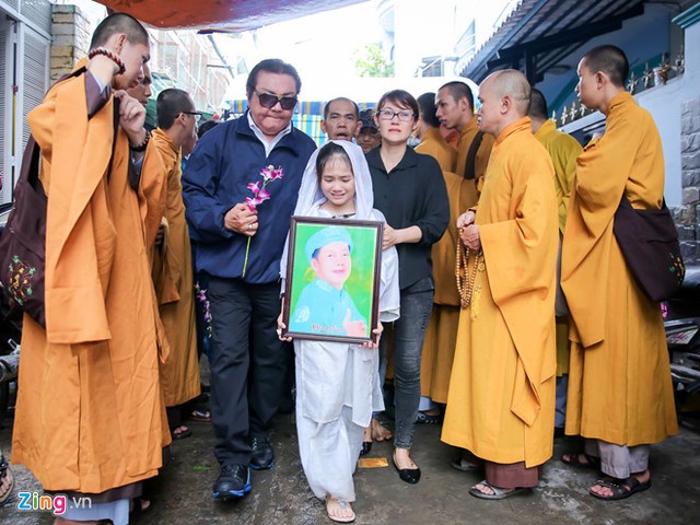 Danh hài Phú Quý cùng gia đình đưa đồng nghiệp thân thiết về nơi an nghỉ cuối cùng ở Mỏ Cày, Bến Tre.