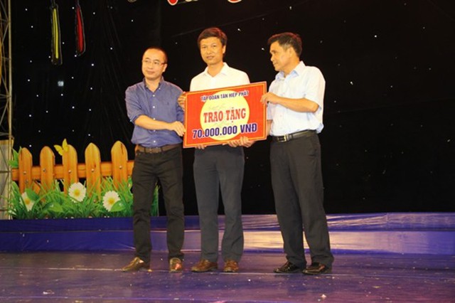 
Ông Nguyễn Phan Huy Khôi - Giám đốc Đối ngoại Tập đoàn Tân Hiệp Phát trao tặng 70 triệu đồng cho người dân vùng tâm bão.
