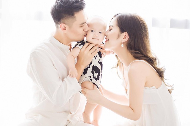 
Tr&ecirc;n trang c&aacute; nh&acirc;n, anh khoe một số khoảnh khắc hạnh ph&uacute;c v&agrave; b&igrave;nh y&ecirc;n b&ecirc;n vợ con. Anh d&iacute; dỏm viết rằng: Ai bảo l&agrave; bố kh&ocirc;ng biết mặc đồ v&agrave; chơi với em nhỉ?.
