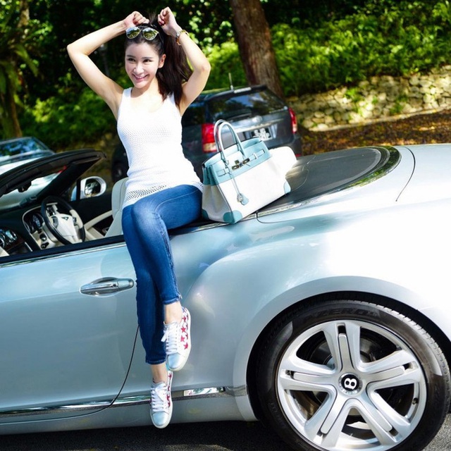 
...ai cũng biết c&ocirc; ấy sở hữu khối t&agrave;i sản khủng v&agrave; phong c&aacute;ch sống đẳng cấp.
