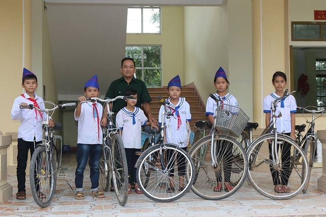 Trong 1 năm qua, ông Thực đã tặng cho các em học sinh trên địa bàn xã Mỹ Lộc 12 chiếc xe đạp.