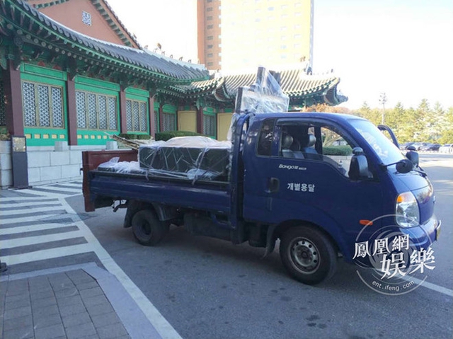 Xe tải chở đồ trang trí được điều động đến địa điểm cưới vào sáng 31/10. Ảnh: Phượng Hoàng.