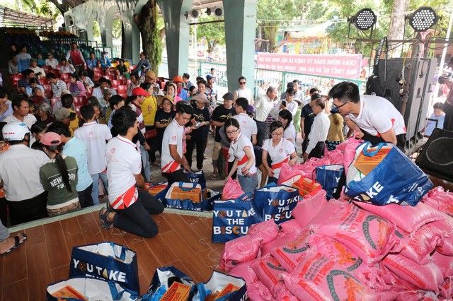 Trong chuyến đi, công ty Việt Hưng Phát đã trao tặng nhiều phần quà thiết thực cho những người có hoàn cảnh khó khăn