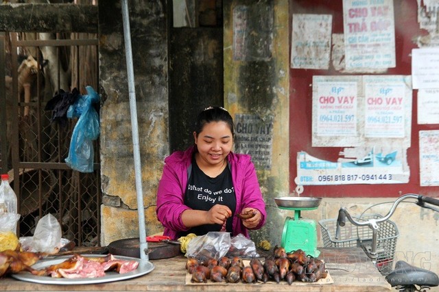 Quan sát của PV, tại chợ Canh Nậu, có nhiều sạp bán thịt chuột, mỗi sạp gom được chừng 5 - 10kg. Chỉ chưa đầy 2h, các sạp bán đặc sản đồng ruộng đã hết sạch.