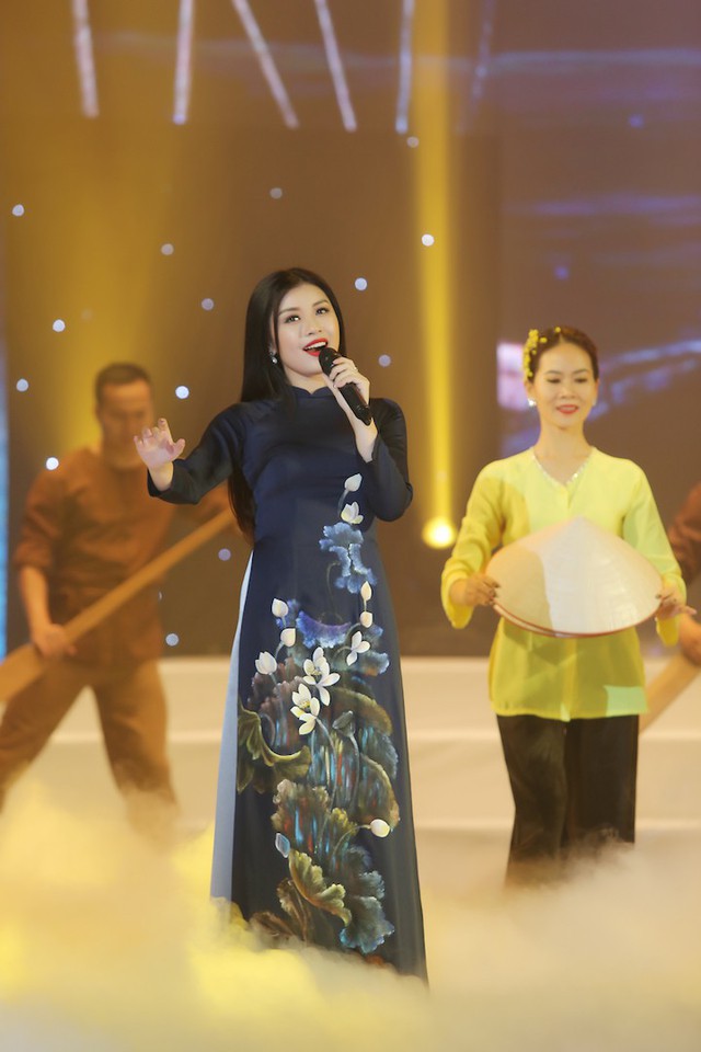 Mỗi khi có cả hai con gái cùng hát trong chương trình, chưa bao giờ bà bỏ lỡ những phút giây ấy, bà luôn là khán gỉa đầu tiên và chung thuỷ nhất của hai cô con gái.