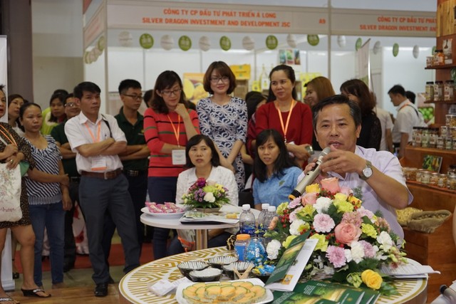 
Ông Lê Văn Liền - chuyên gia nông nghiệp phụ trách kỹ thuật của PAN-Saladbowl đang giới thiệu về các loại hoa
