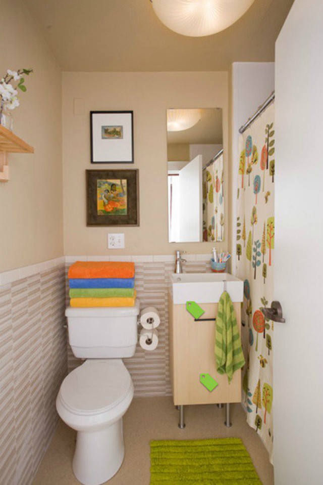Một kiểu thiết kế đầy màu sắc vui nhộn cho nhà vệ sinh diện tích nhỏ. Điều quan trọng nhất là bạn phải luôn giữ cho nền nhà sạch, khô ráo. Có thể ngăn cách khu vực tắm và vệ sinh bằng những tấm rèm hoạ tiết tươi sáng, đáng yêu.