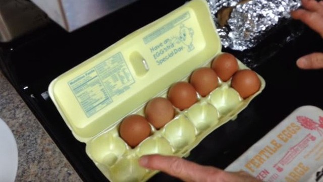 Hộp trứng thứ ba đến từ một siêu thị thông thường.