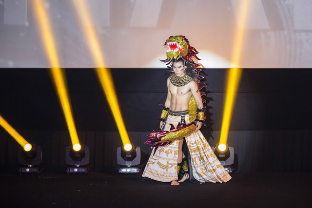 Trong đêm chung kết Manhut 2017, đại diện Việt Nam gây ấn tượng với bộ trang phục truyền thống lấy ý tưởng từ truyền thuyết Con Rồng cháu Tiên. Cũng nhờ trang phục này, anh được truyền thông Thái Lan khen ngợi.