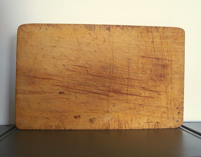 Vi khuẩn tr&uacute; ngụ trong c&aacute;c đường dao để lại tr&ecirc;n mặt thớt c&oacute; thể l&agrave;m mầm bệnh nguy hại đến sức khỏe.