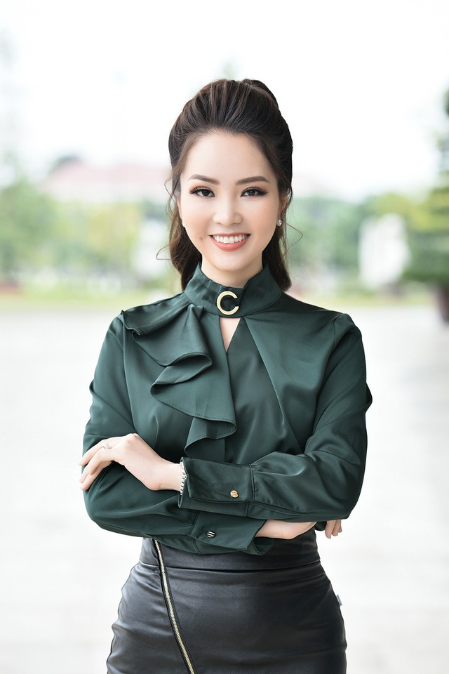 Á hậu Thụy Vân được biết đến là một trong những “bông hoa” của VTV, trong showbiz Việt, Á hậu Thụy Vân khá kín tiếng về đời sống riêng tư, luôn thân thiện và ngày càng trang bị hoàn thiện hơn nữa cho mình về những kiến thức kinh doanh, hội họa, lịch sử và nghệ thuật.