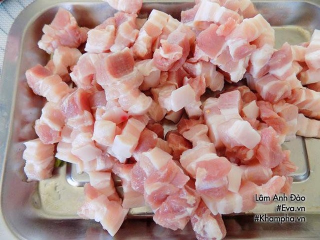 Bước 4: Bắc chảo không dính lên bếp. Cho thịt vào xào lửa vừa. Khi thịt săn, tứa chút mỡ thì cho hết sả, ớt, hành tỏi vào xào thơm 2-3 phút.