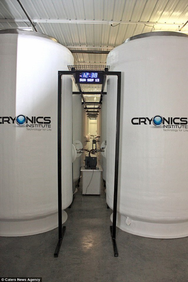 Cơ thể người sẽ được bảo quản trong những th&ugrave;ng chứa ni tơ lỏng ở nhiệt độ m&aacute;t sau khi người đ&oacute; qua đời.