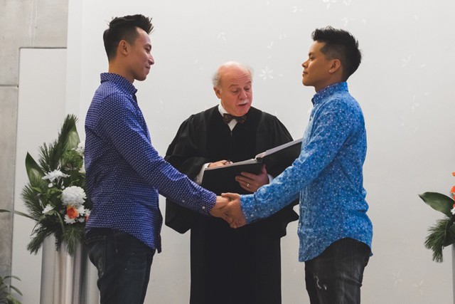 John Huy Trần v&agrave; bạn trai Nhiệm Huỳnh nắm chặt tay nhau nghe lời tuy&ecirc;n bố ch&iacute;nh thức trở th&agrave;nh bạn đời.