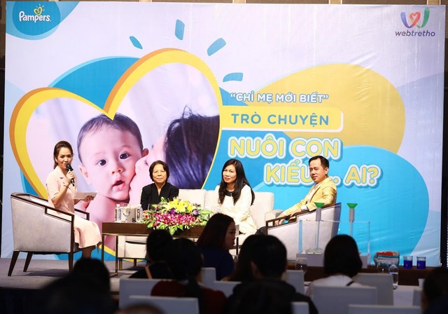 Chuyên gia tâm lý Huỳnh Văn Sơn thảo luận sôi nổi cùng các bà mẹ trong buổi trò chuyện.