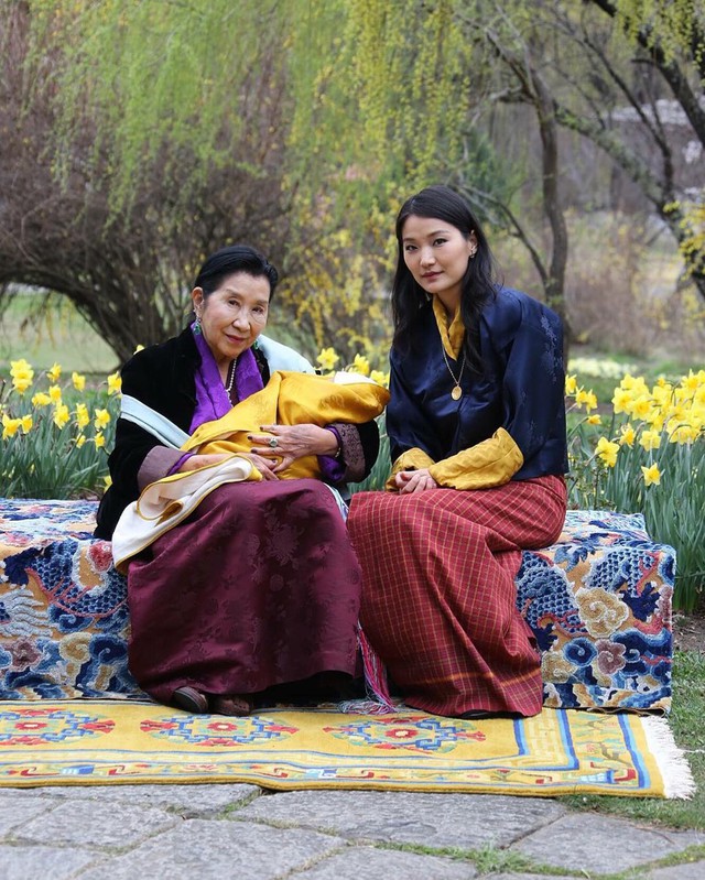 Jetsun Pema từng đi du học ở London, Anh. Tại đây, cô theo học các ngành ngoại giao, tâm lý học và nghệ thuật. Sở thích của cô là hội họa.