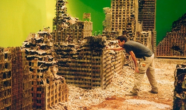 Hình ảnh mô phỏng thành phố đổ nát và hoang tàn trong “Maze Runner: The Scorch Trials”.