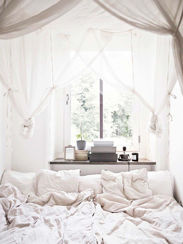 Tùy thuộc vào sở thích cá nhân mà bạn có thể thiết kế một căn phòng ngủ với phạm vi sắc trắng tương ứng.