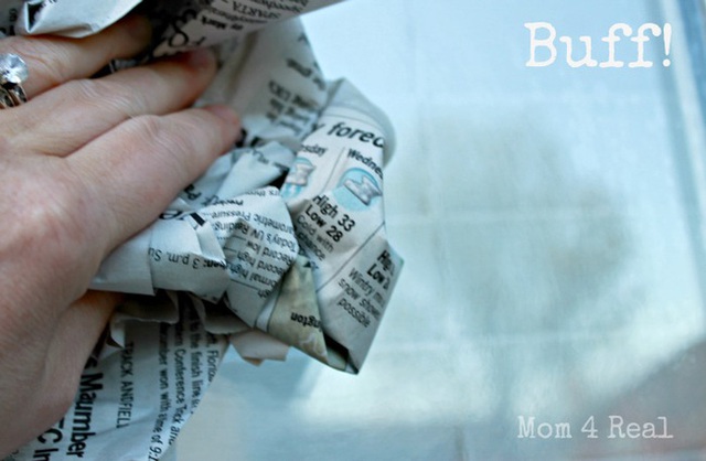 Sau đ&oacute; v&agrave;i ph&uacute;t để hong kh&ocirc; v&agrave; lau lại lần nữa với giấy b&aacute;o cũ (Ảnh: mom4real)